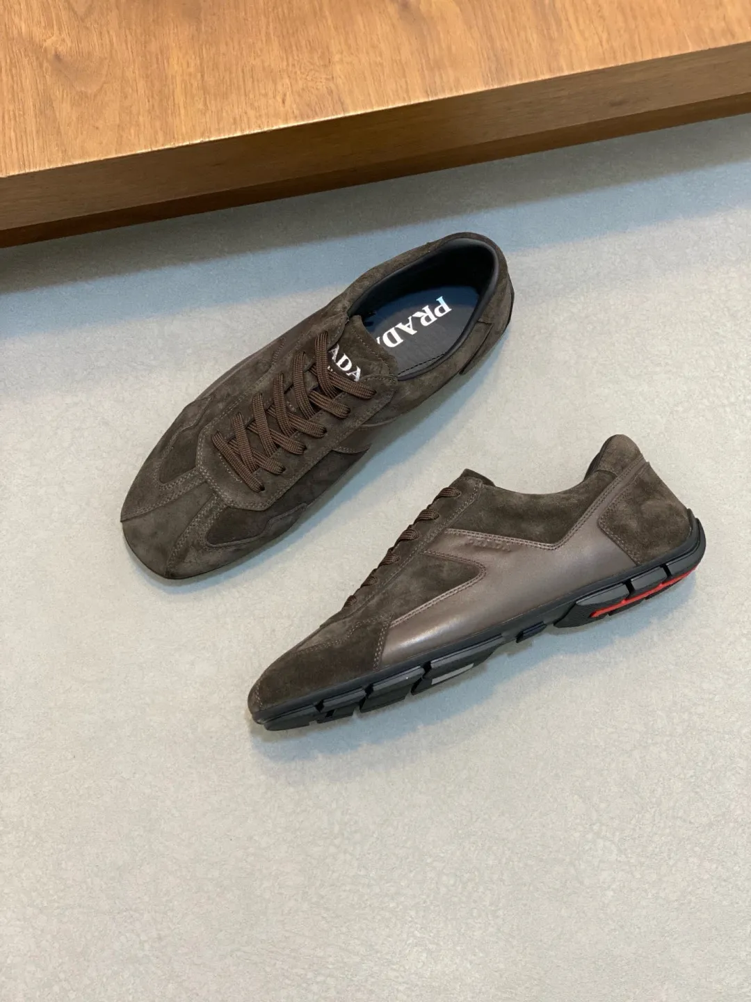 Men's Men's Shoes 💰800 Prada/Prada Men's Leather Casual Sports Shoes, a hot product made in Guangzhou! Made of imported calfskin splicing upper, three-dimensional geometric segmentation, precision manufacturing, uniform stitching, leather texture at a glance, multi-color splicing, fashionable and generous, soft, comfortable and breathable, decorated with PRADA letter logo on the outside, classic letter logo on the tongue, fabric strap on the heel, P family's classic sports shoe type, with fabric lining, silver logo cowhide foot pads, and P family's exclusive rubber outsole. The details are carefully crafted, making it a versatile item for travel! Comes with original box and dust bag! Multiple colors available! Size: 39-40-41-42-43-44 standard leather shoe size (38, 45 customized ¥)